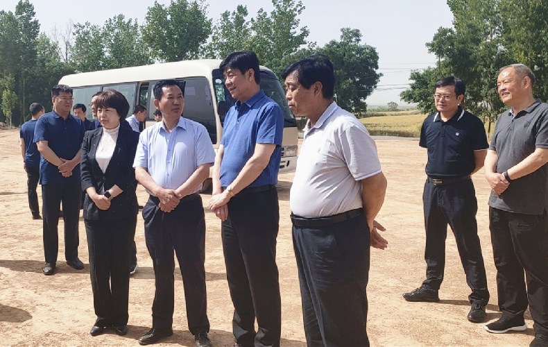 临汾市人大常委会主任陈小洪、政协副主席杨忠华莅临创唯重工（霍州）产业园考察